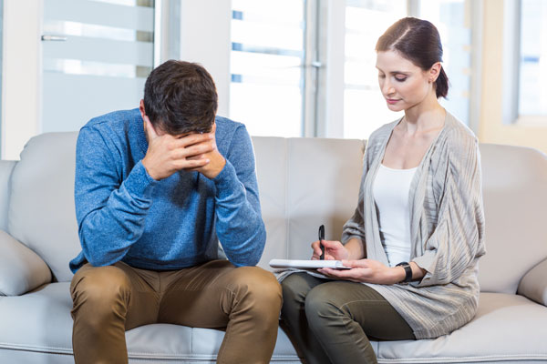 Психиатр проводит диагностику пациента на наличие патологического аффекта